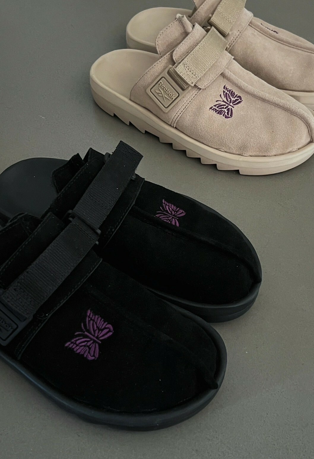 【代購】REEBOK X NEEDLES 蝴蝶絨面革拖鞋 黑紫 卡其