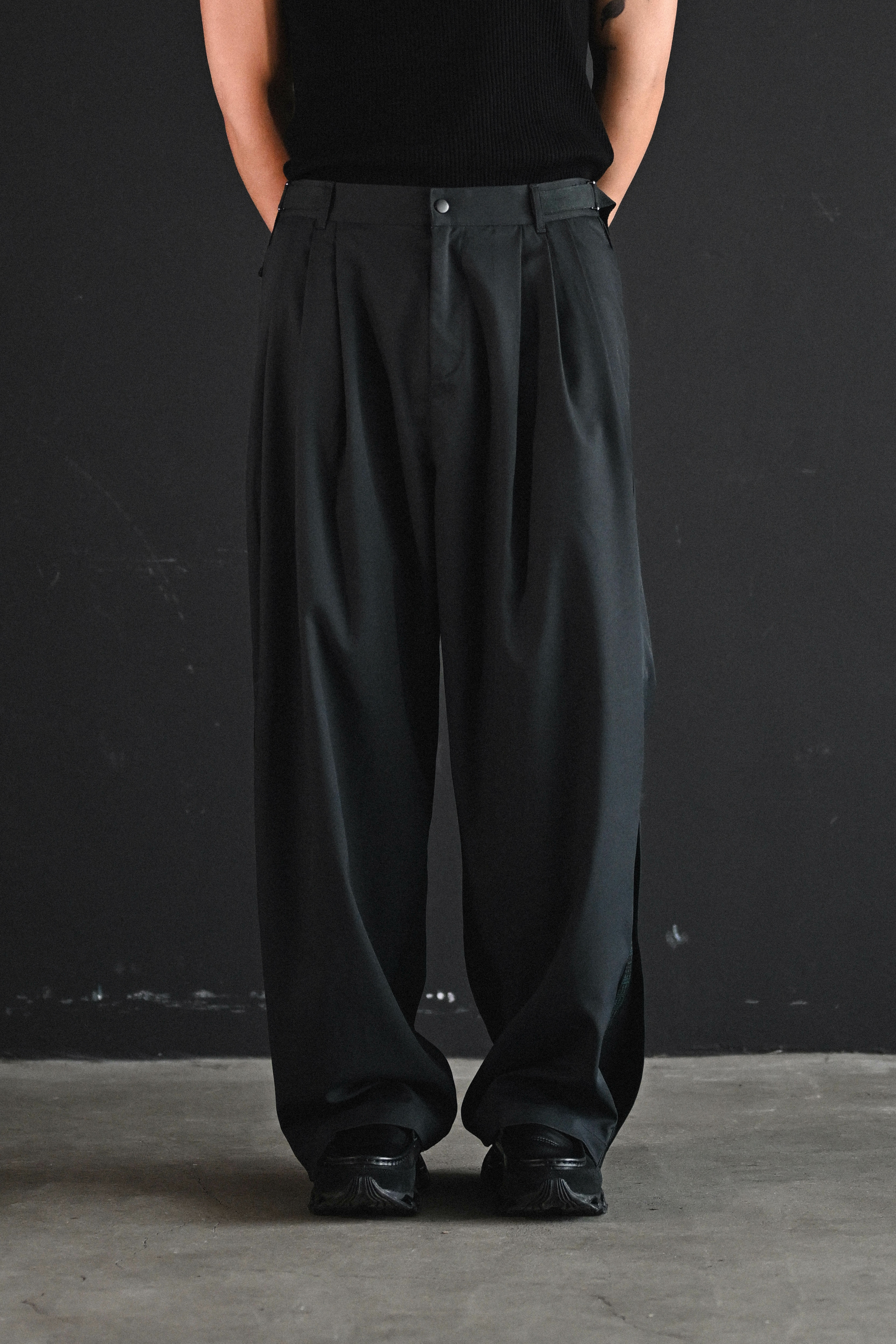 ARC TOTEM TRACK PANTS - DARK GREY