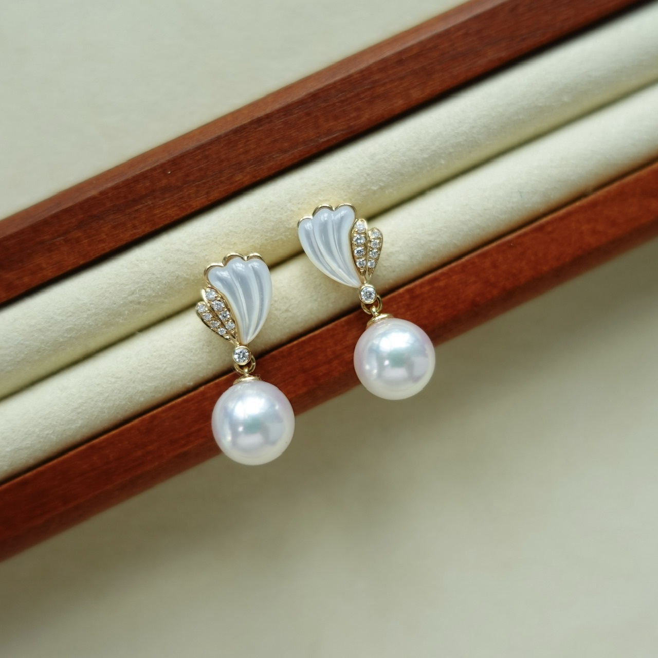 18K黃金珍珠母貝配日本Akoya鑽石耳釘 (8.5-9mm)