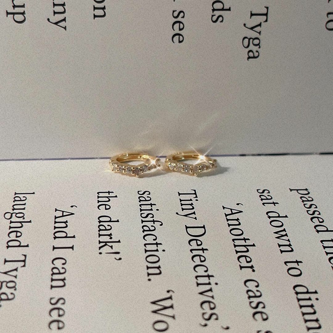 Tiara女王皇冠V型碎鑽金色耳扣