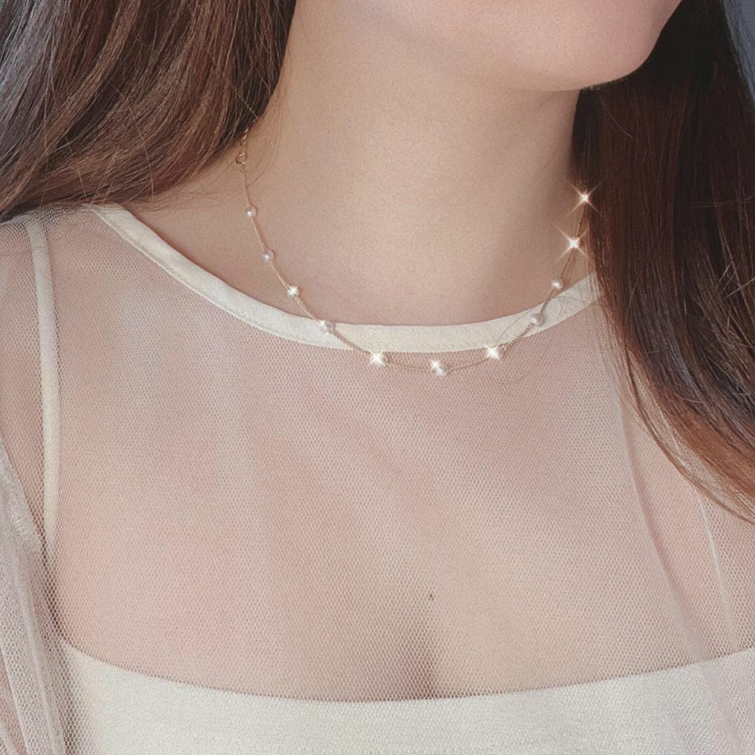 Luminous pearl choker