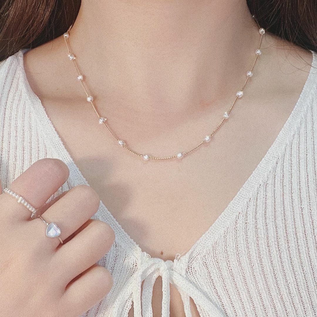 Luminous pearl choker