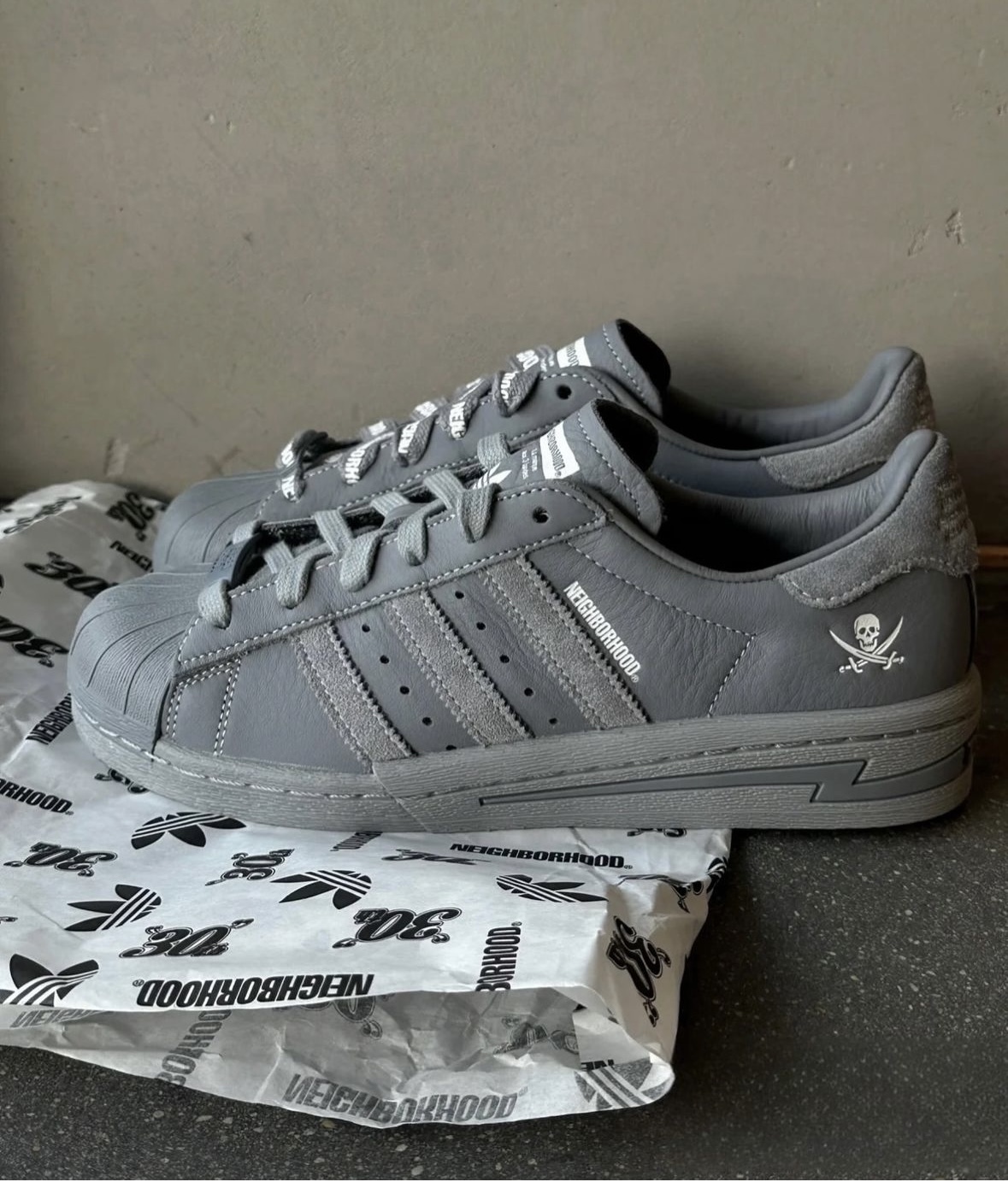 Neighborhood x Adidas Originals Superstar 炭灰色 復古 貝殼頭 30週年限定 IE6115/現貨+預購