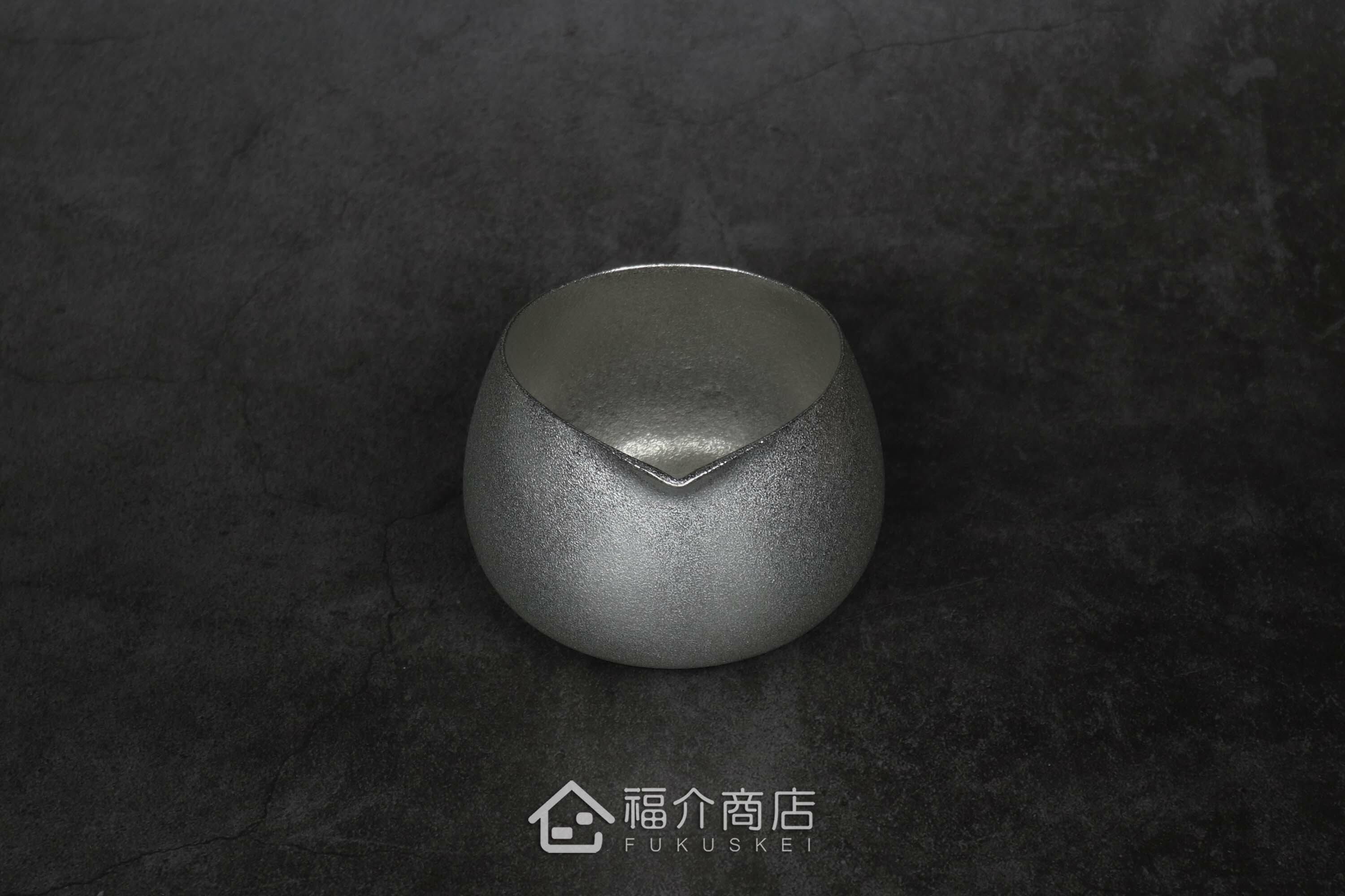 喝日本清酒的錫製酒器附壺嘴