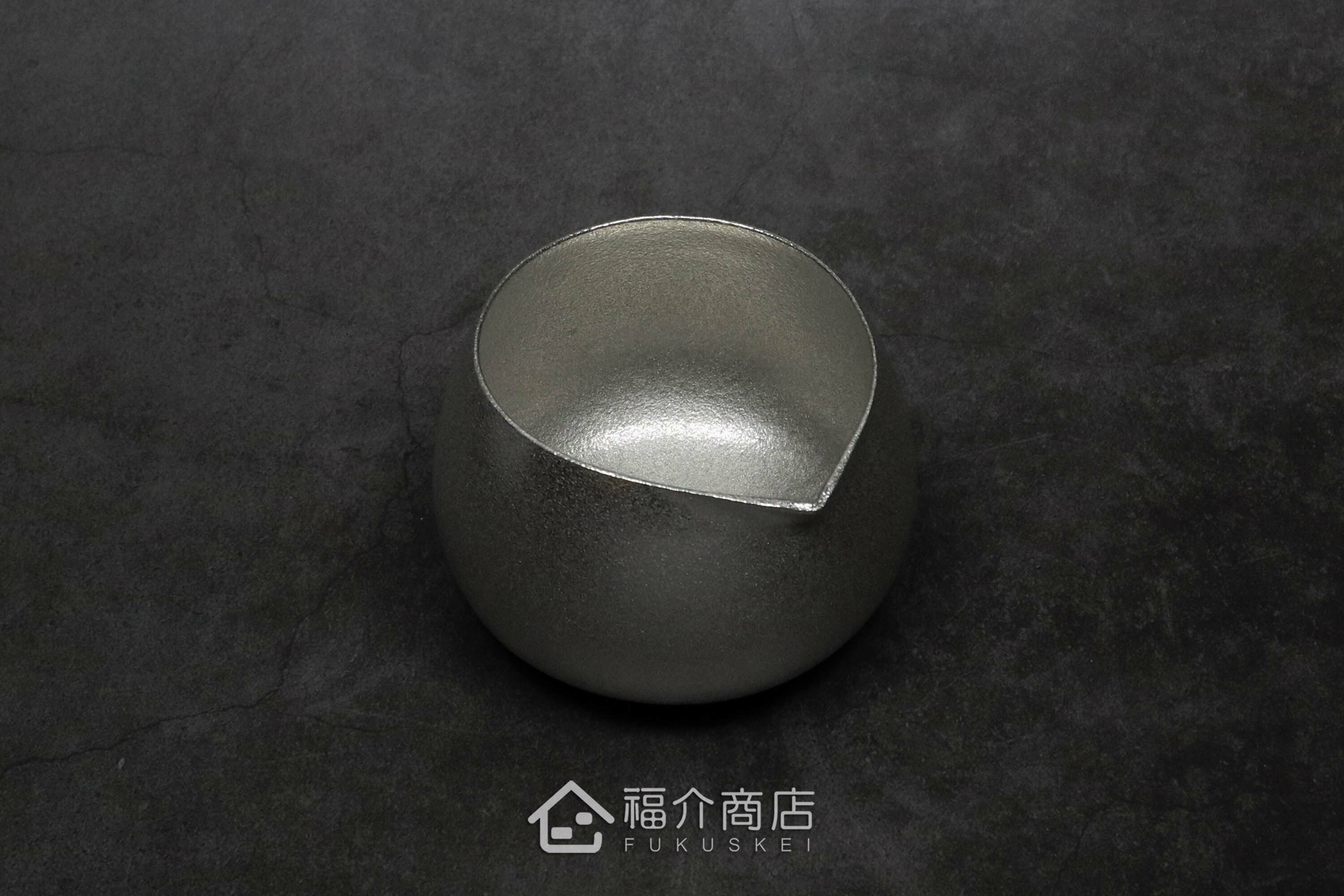 喝日本清酒的錫製酒器附壺嘴