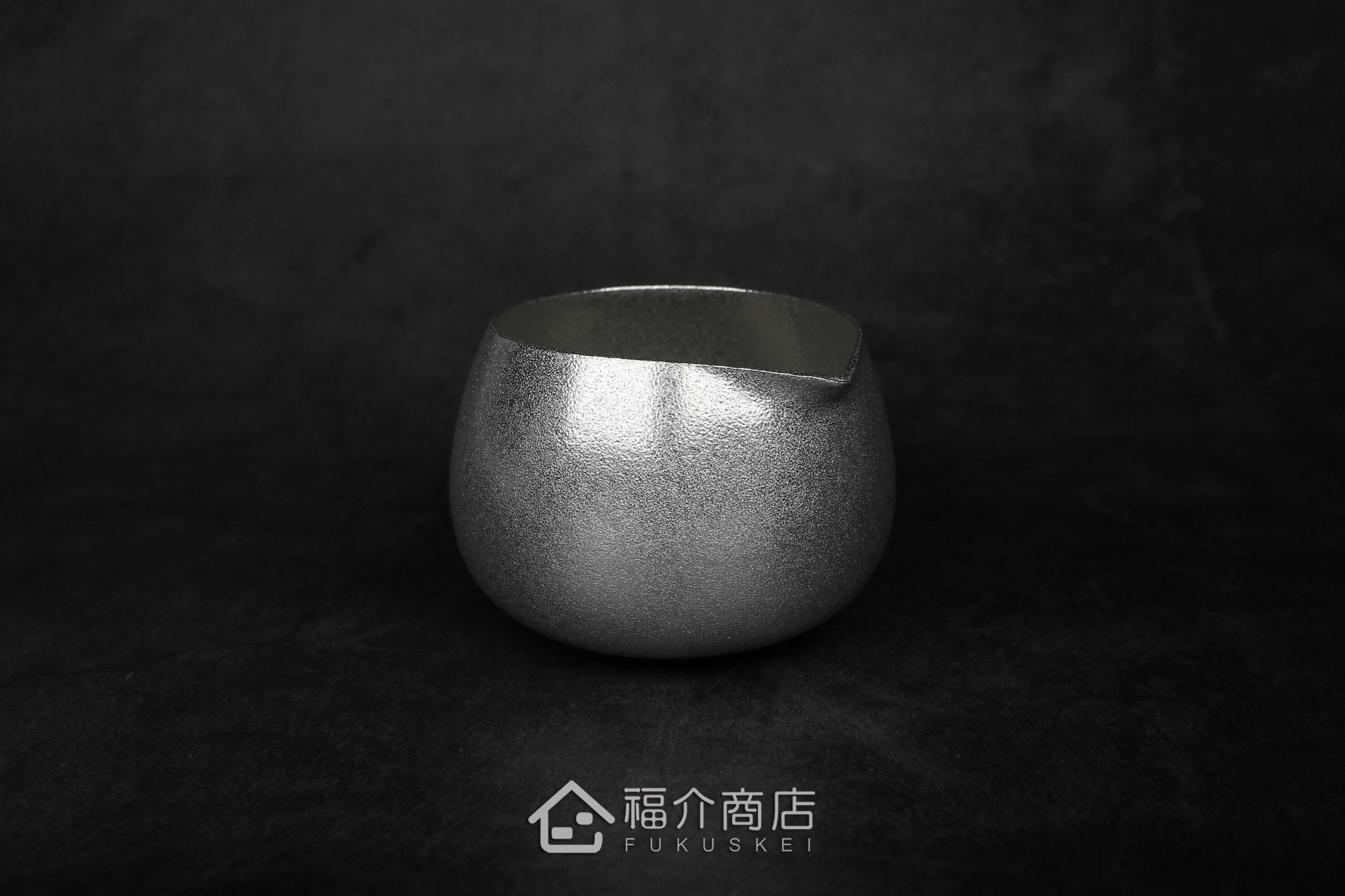 喝日本清酒的錫製酒器附壺嘴