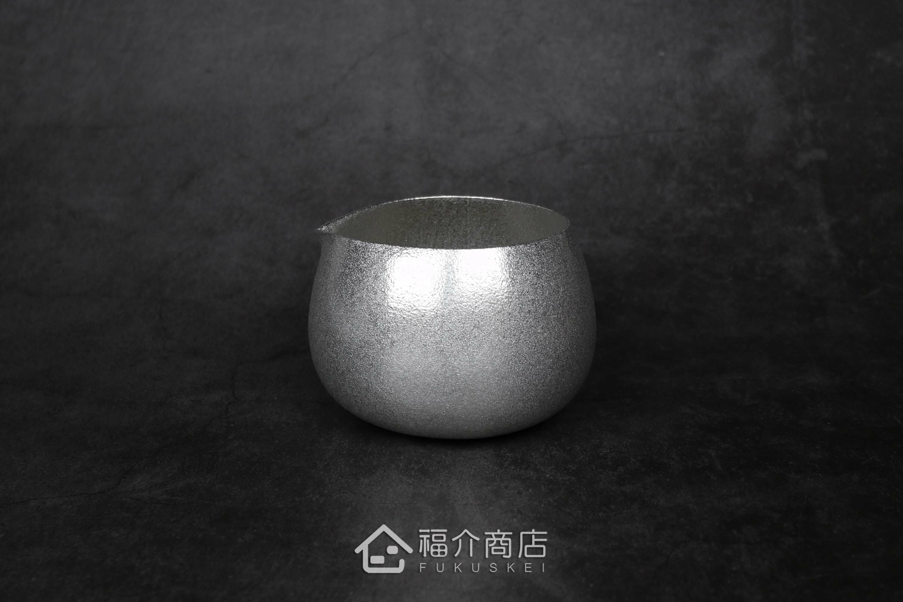 喝日本清酒的錫製酒器附壺嘴