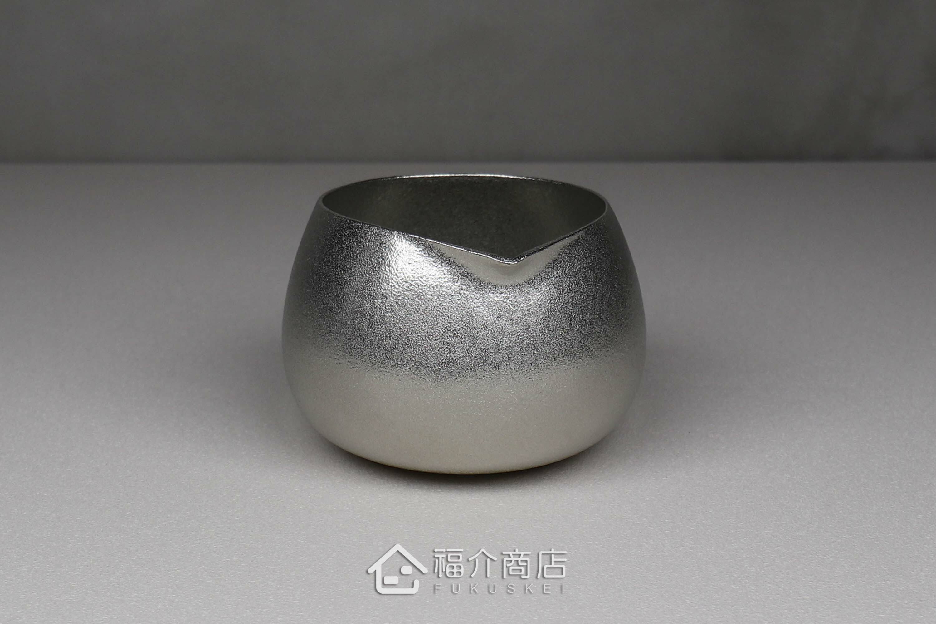 喝日本清酒的錫製酒器附壺嘴