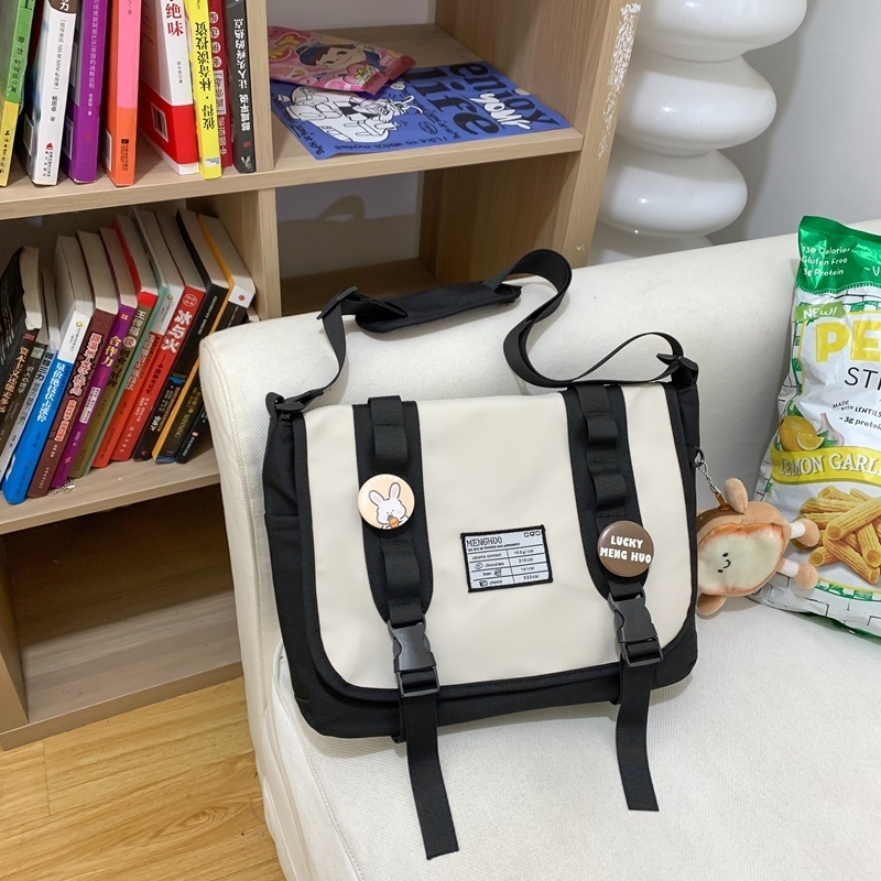 爆款休閒帆布斜挎包 通勤餃子單肩包(黑色【自帶2個徽章+麵包人掛件】)