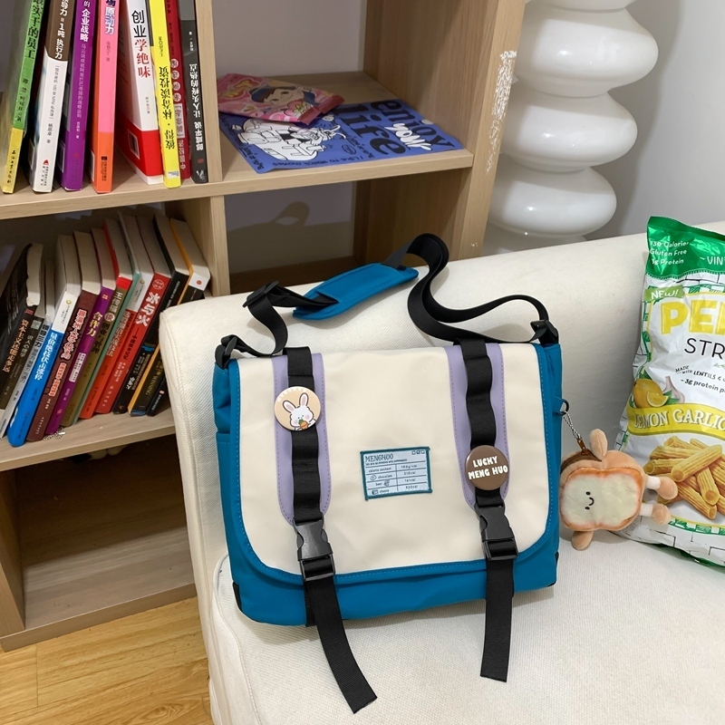 爆款帆布包文藝布袋斜挎包 大容量單肩背包(克萊因藍【自帶2個徽章+麵包人掛件】)