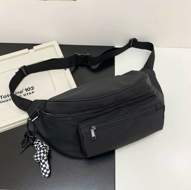 Hot recommended large-capacity crossbody bag (black with black and white checkered keychain pendant)