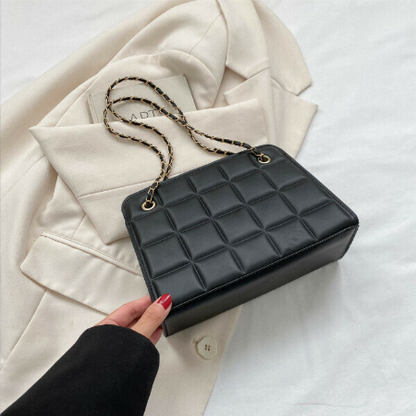 Hot Recommended Commuting Textured Chain Shoulder Crossbody Bag [Black]