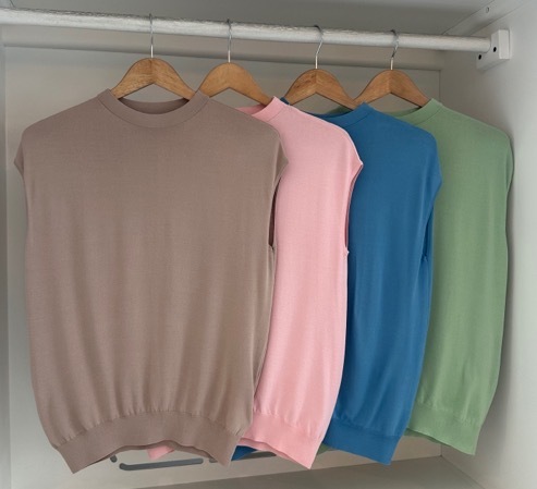 HIGH NECK V SLEEVE KNIT BLOUSE
