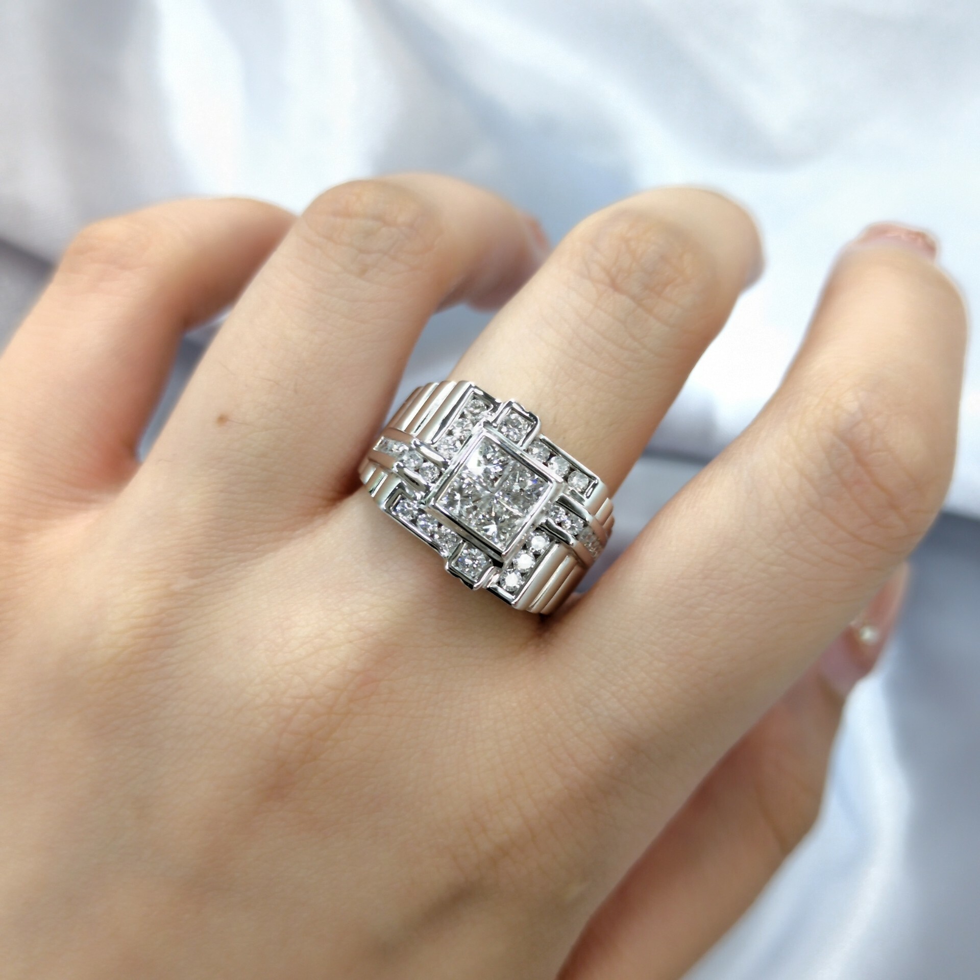 全新18K白金1卡15份方形鑽石戒指