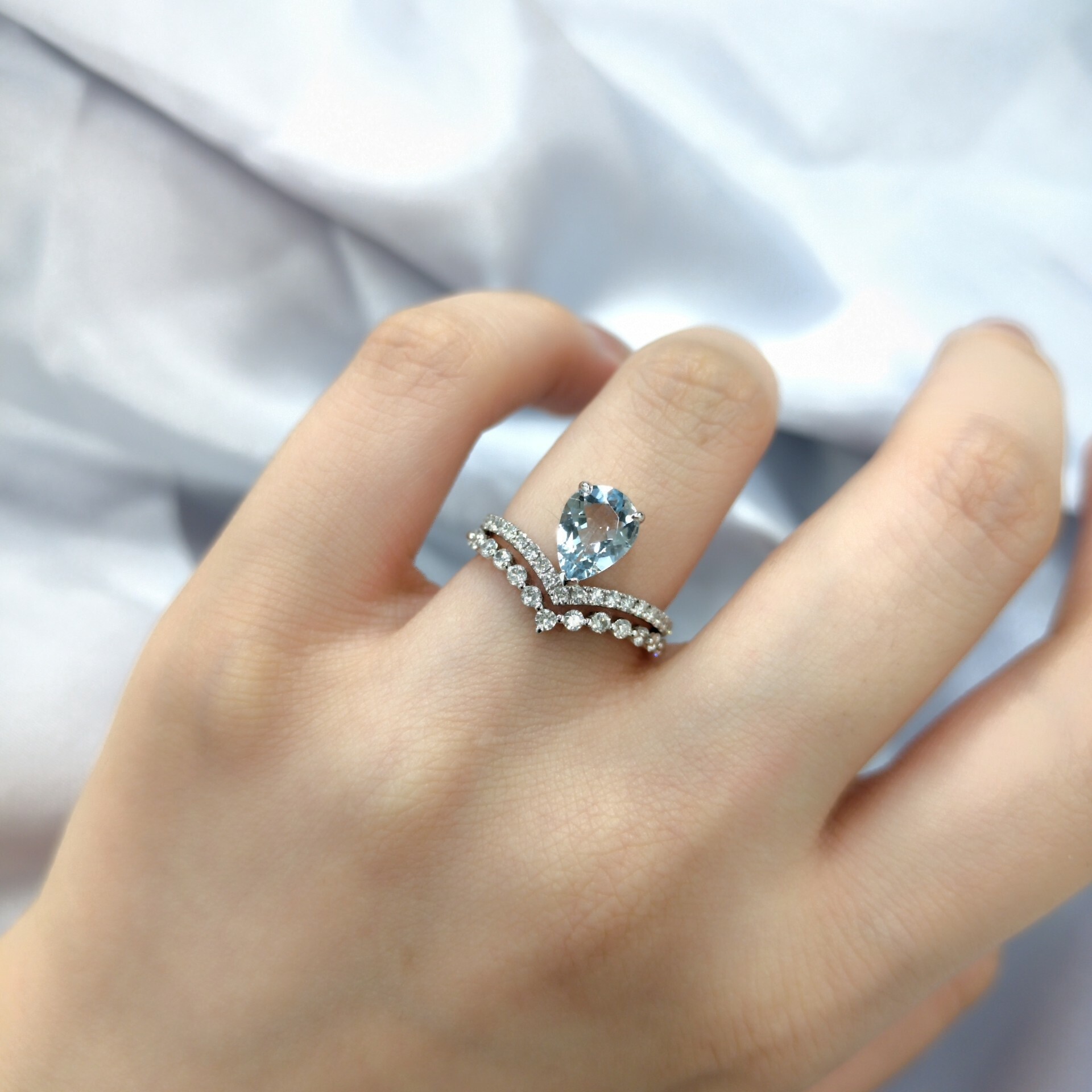 18K White Gold 0.95ct Aquamarine and Diamond ring