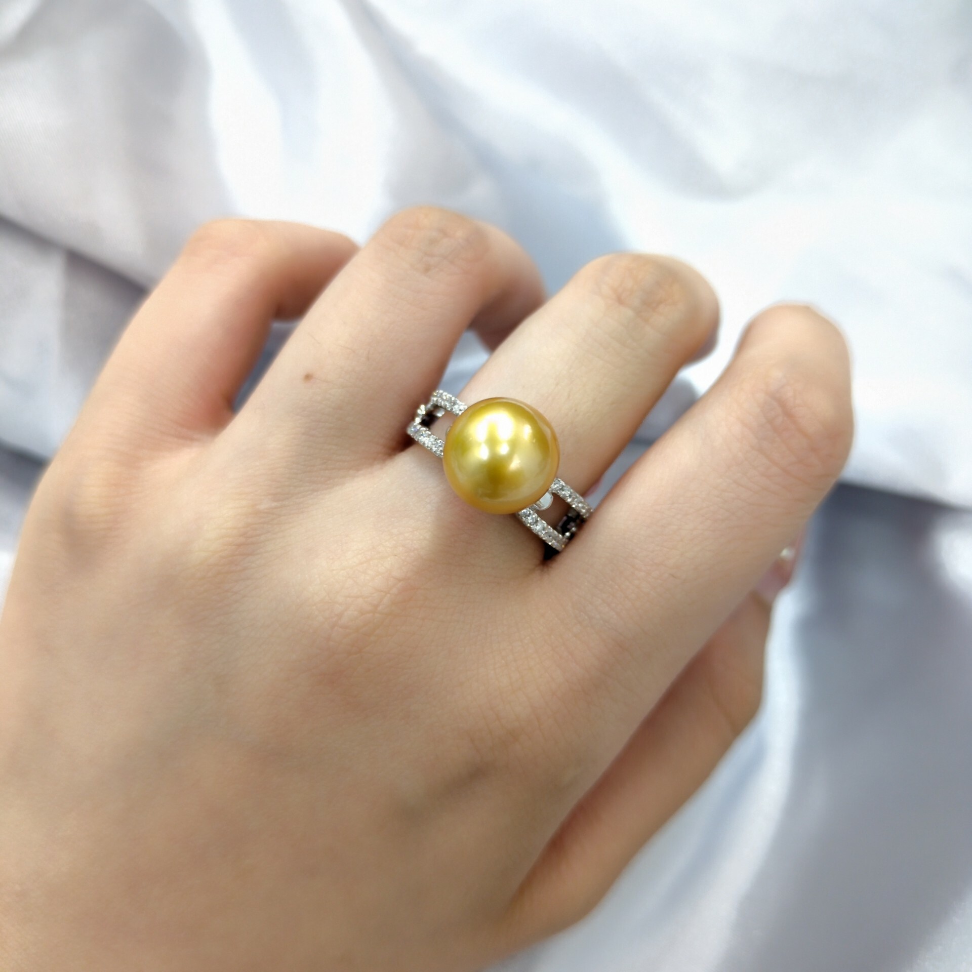 18K White Gold 0.30ct Diamond and Pearl Ring