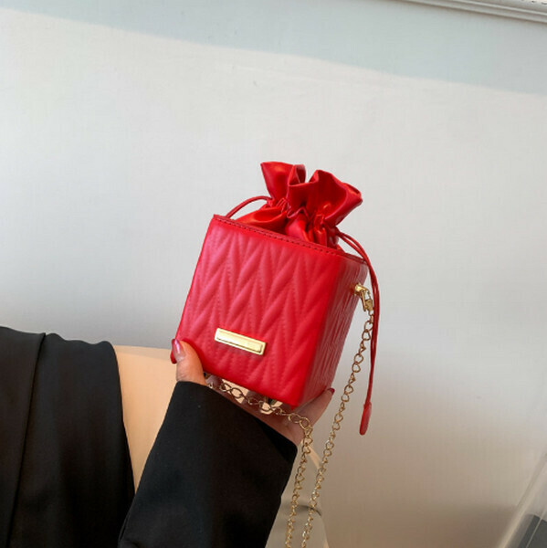 New diamond embroidery drawstring crossbody bag [red]
