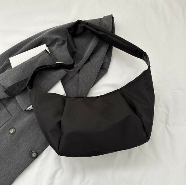 New solid color large capacity shoulder bag crossbody bag dumpling bag [black]