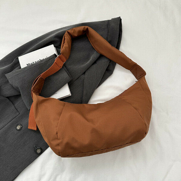 New solid color large capacity shoulder bag crossbody bag dumpling bag [brown]