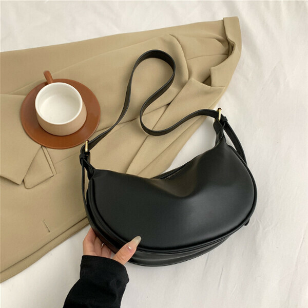 New Versatile Soft Leather Large Capacity Crossbody Bag Dumpling Bag [Black]