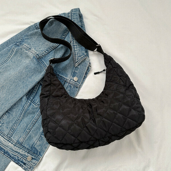 New versatile solid color rhombus shoulder bag crossbody bag dumpling bag [black]