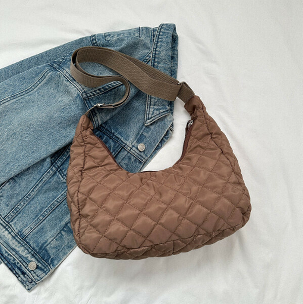 New versatile solid color rhombus shoulder bag crossbody bag dumpling bag [coffee color]