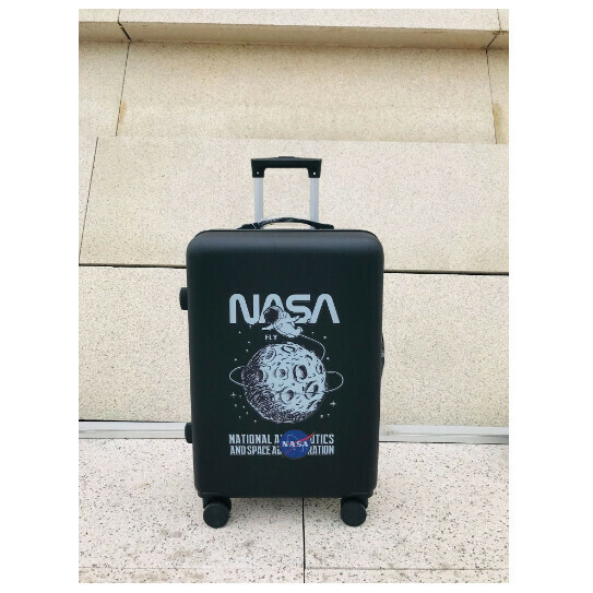 熱推萬向輪旅行箱行李箱【太空翱翔黑色】（尺碼：20寸:34*21*54CM）