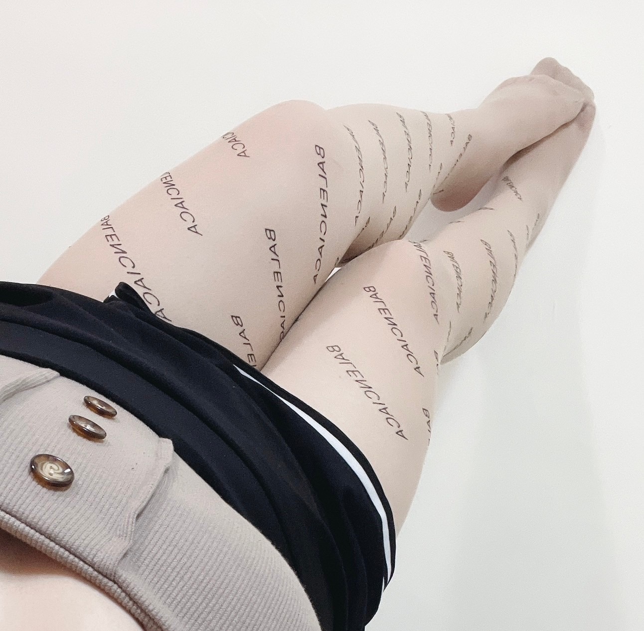 字母性格透膚絲襪