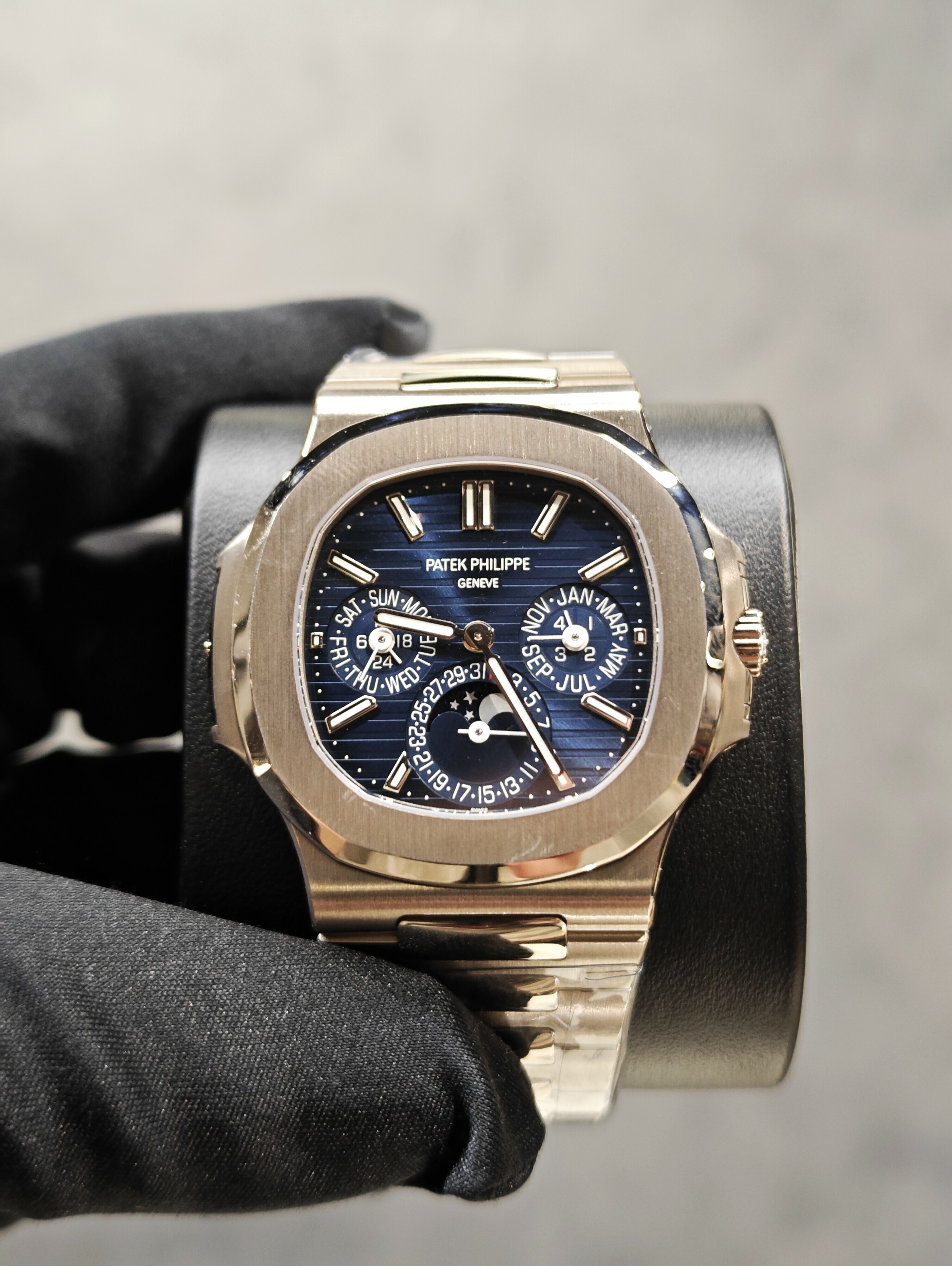 PATEK PHILIPPE Nautilus Mens Watch 5740/1G-001