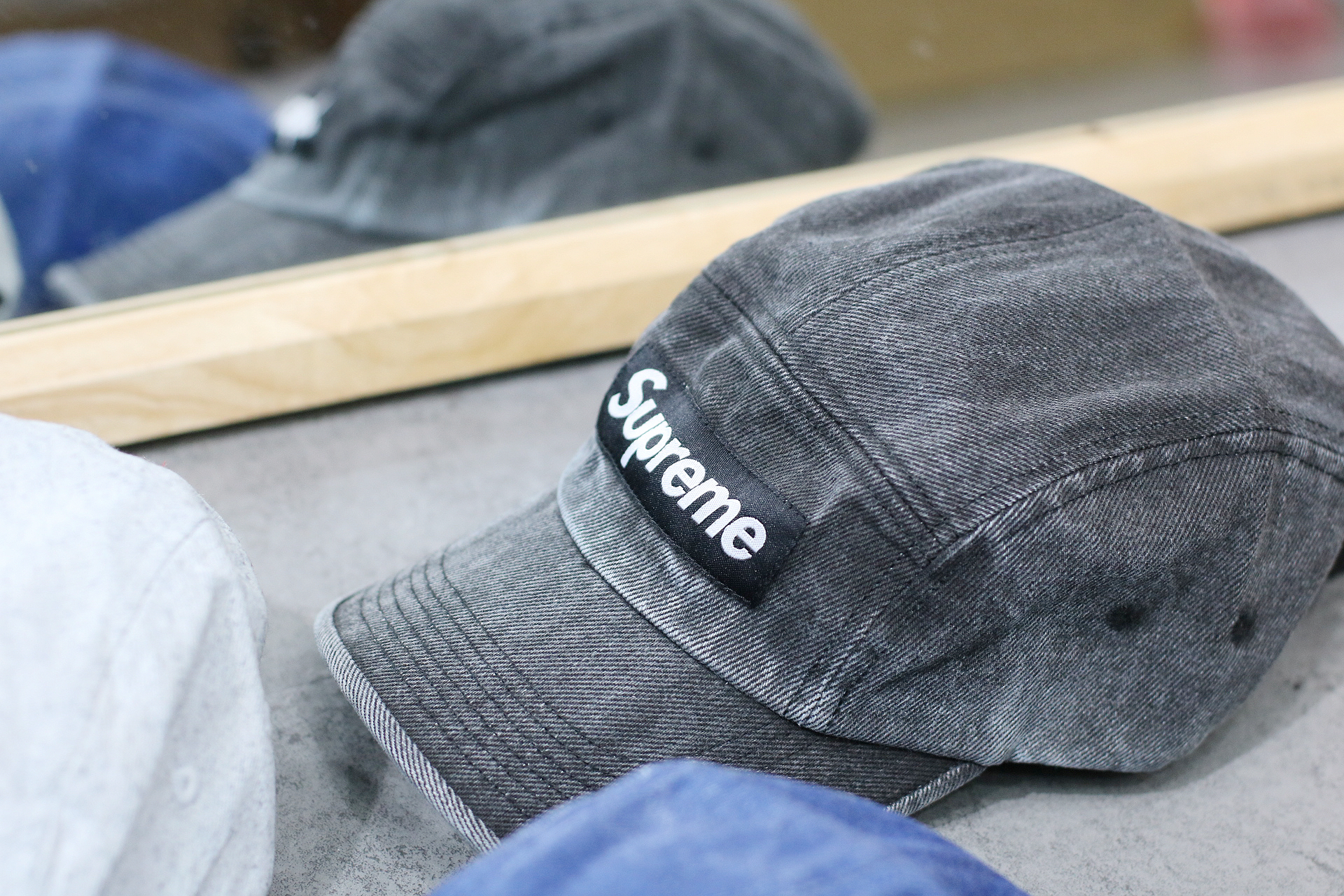 帽子 Supreme Coated Denim Camp Cap Black 24SS Supreme Coated Denim Camp Cap Black (SS24) - SS24 - US