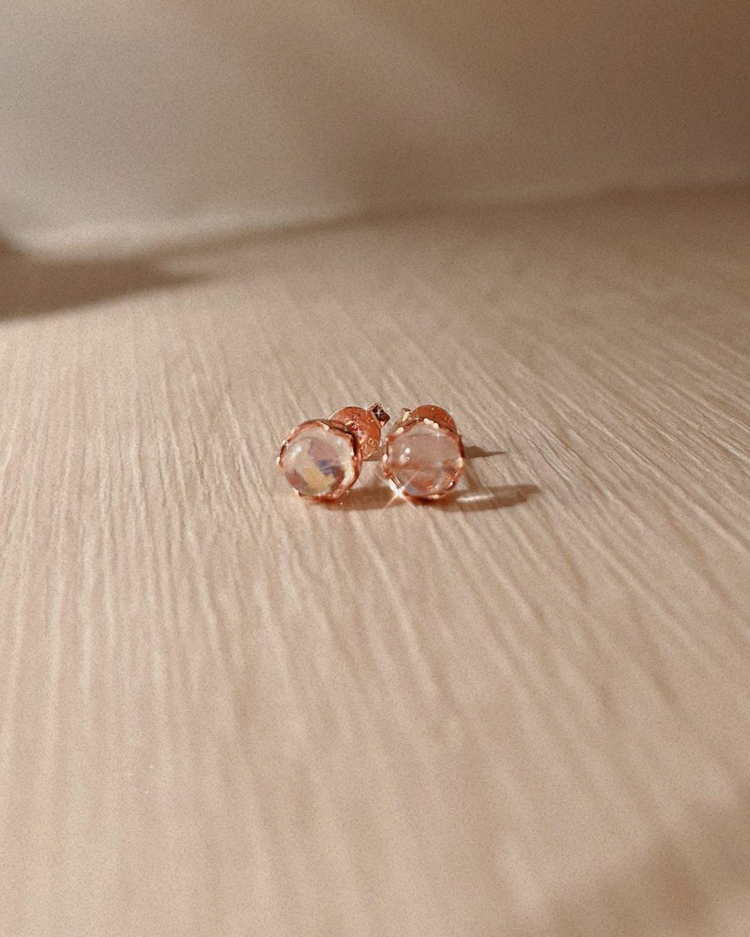 玫瑰金三角花朵邊月光石耳環