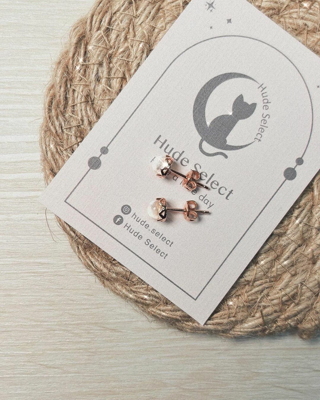 玫瑰金三角花朵邊月光石耳環