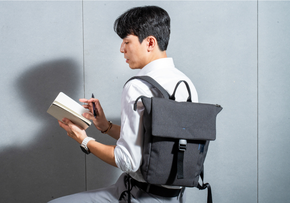 satana Fresh 青職人俐落率性後背包-石墨黑 SFG0091-728 男生實背情境照