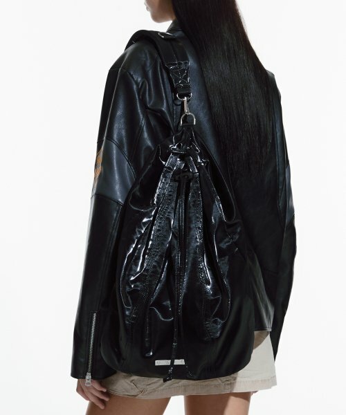 SEVENTEEN着用FALLETTのGlossy Leather Sling Bag GLOSSY LEATHER SLING BAG BLACK - FALLETT | 60% - Asian