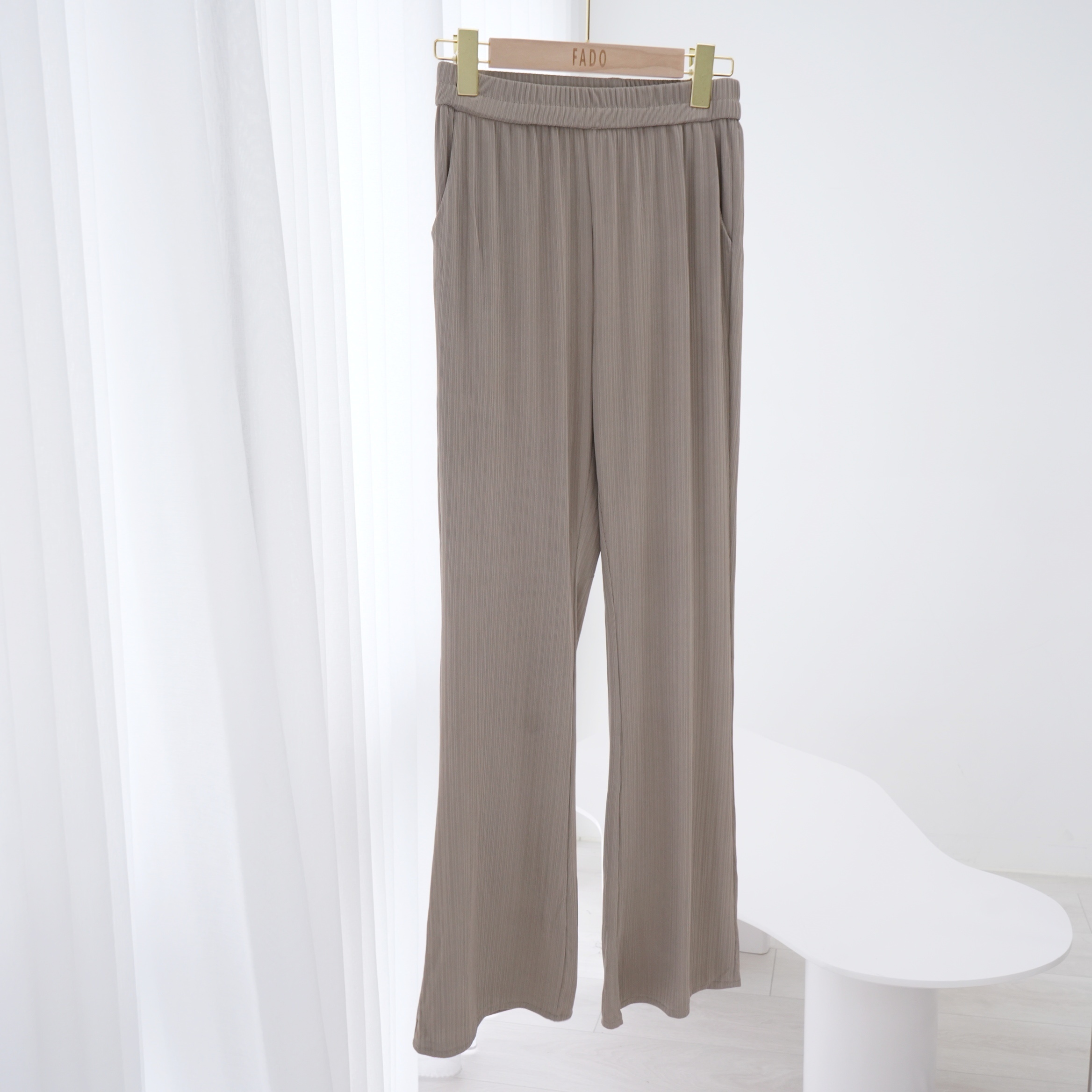 法朵Fado shop｜舒適坑條微喇叭褲 2731040 四色