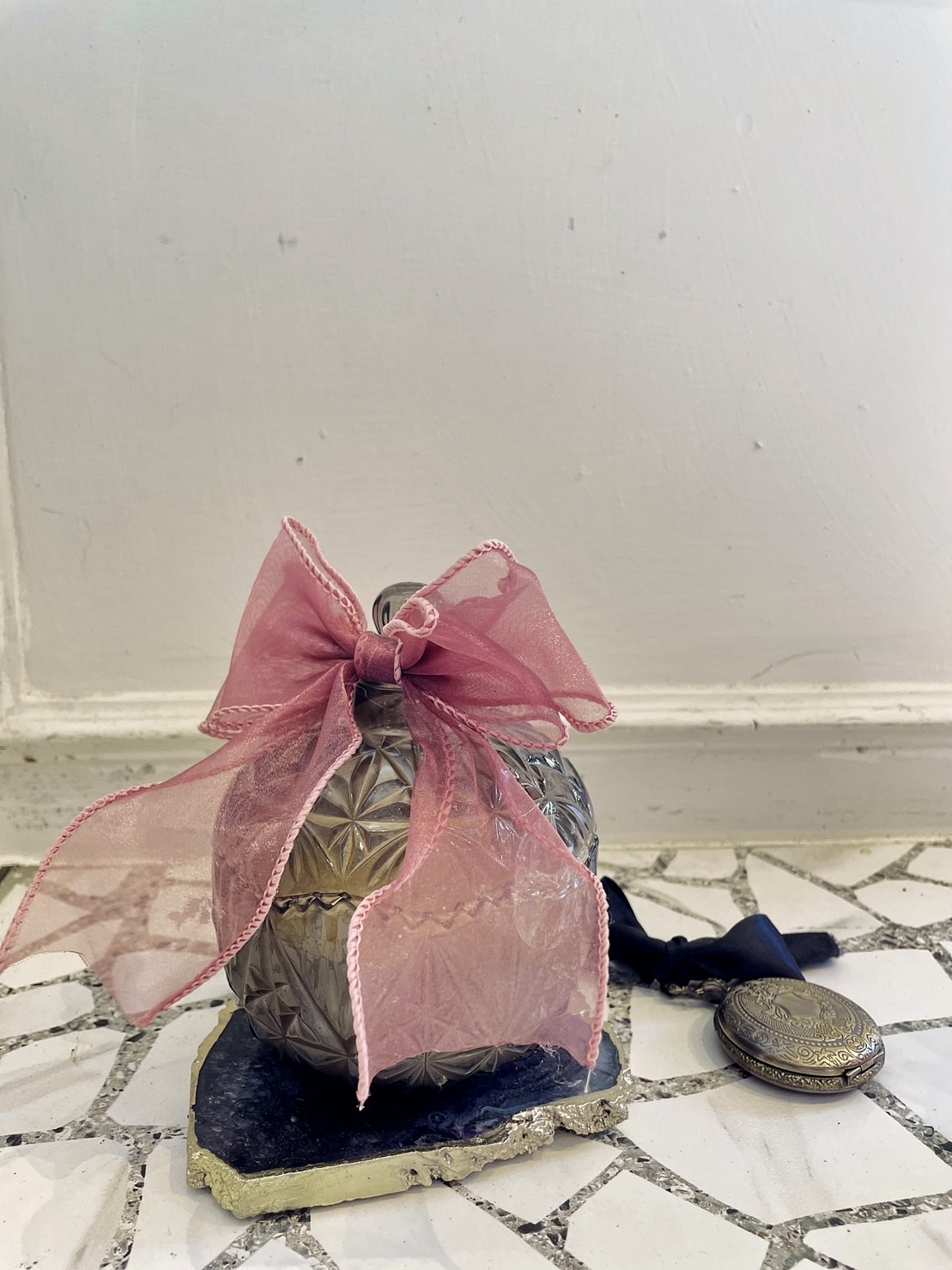 Black Noir Spice 古董刻花橄横綠色裸粉蝴蝶結手工蠟燭