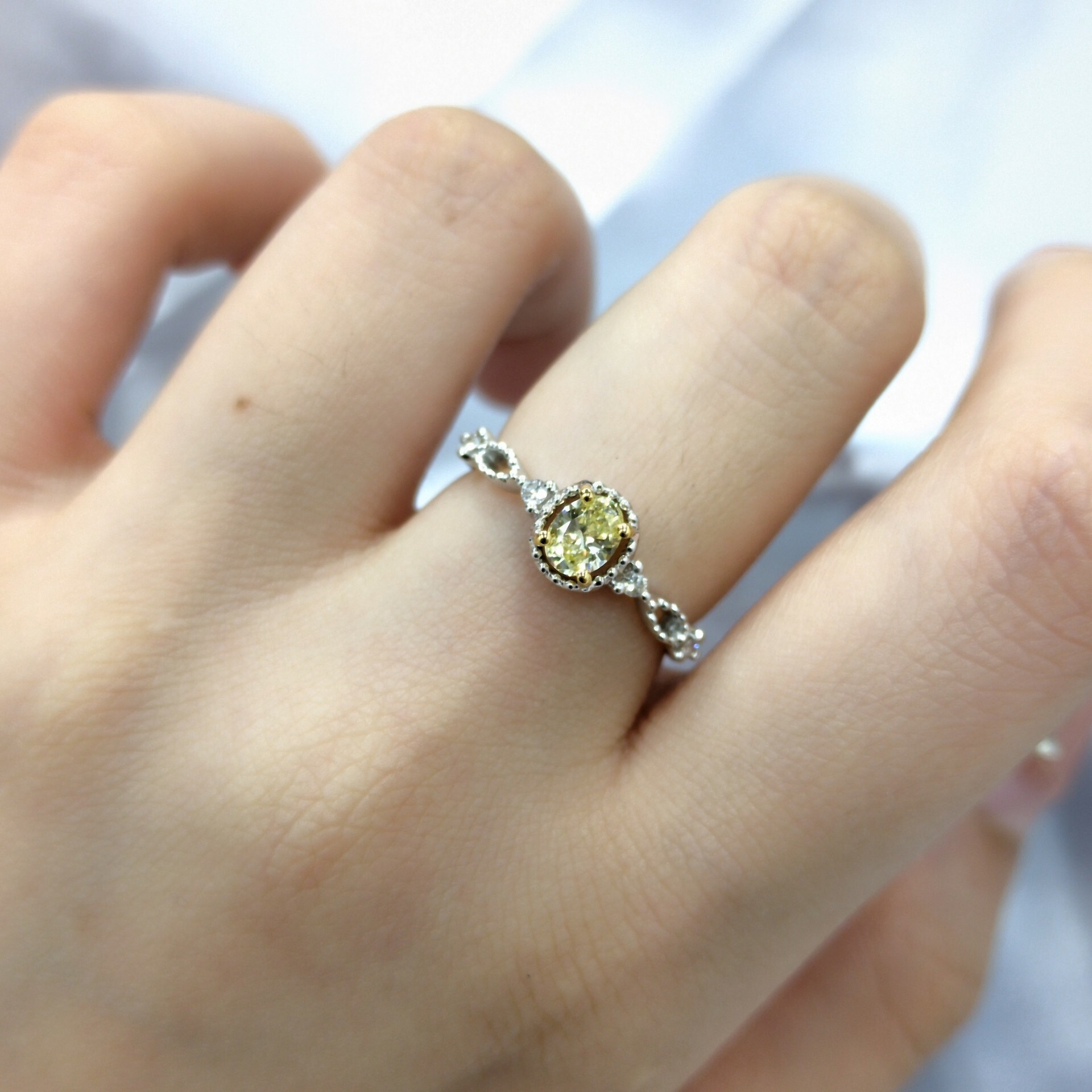 全新18K金【單粒30份蛋形彩黃鑽】配小鑽共36份鑽石戒指