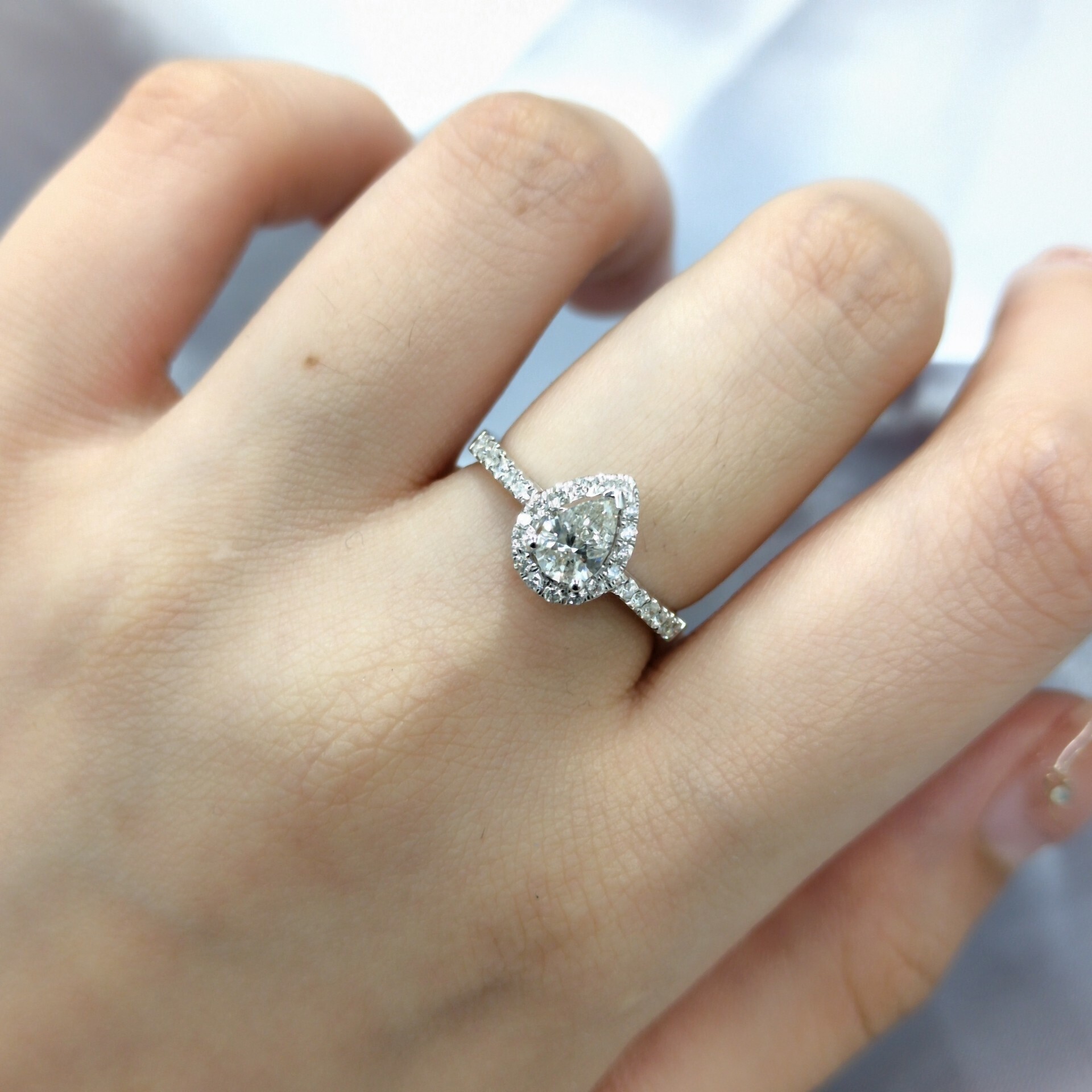 18K White Gold 0.67ct Pear Shaped Diamond Ring