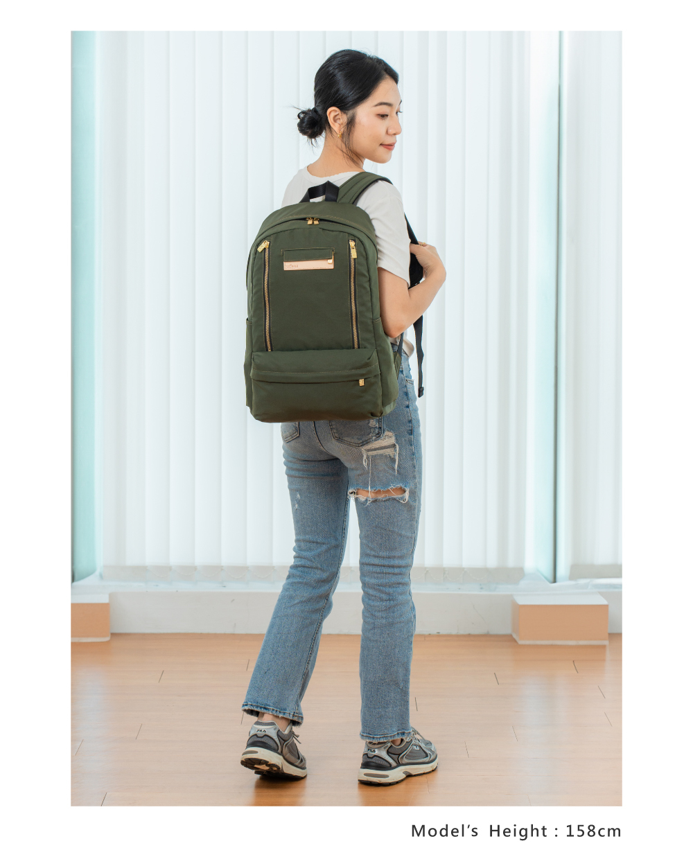 輕旅行後背包-軍綠色 SOS1381-324 女生身高比例照