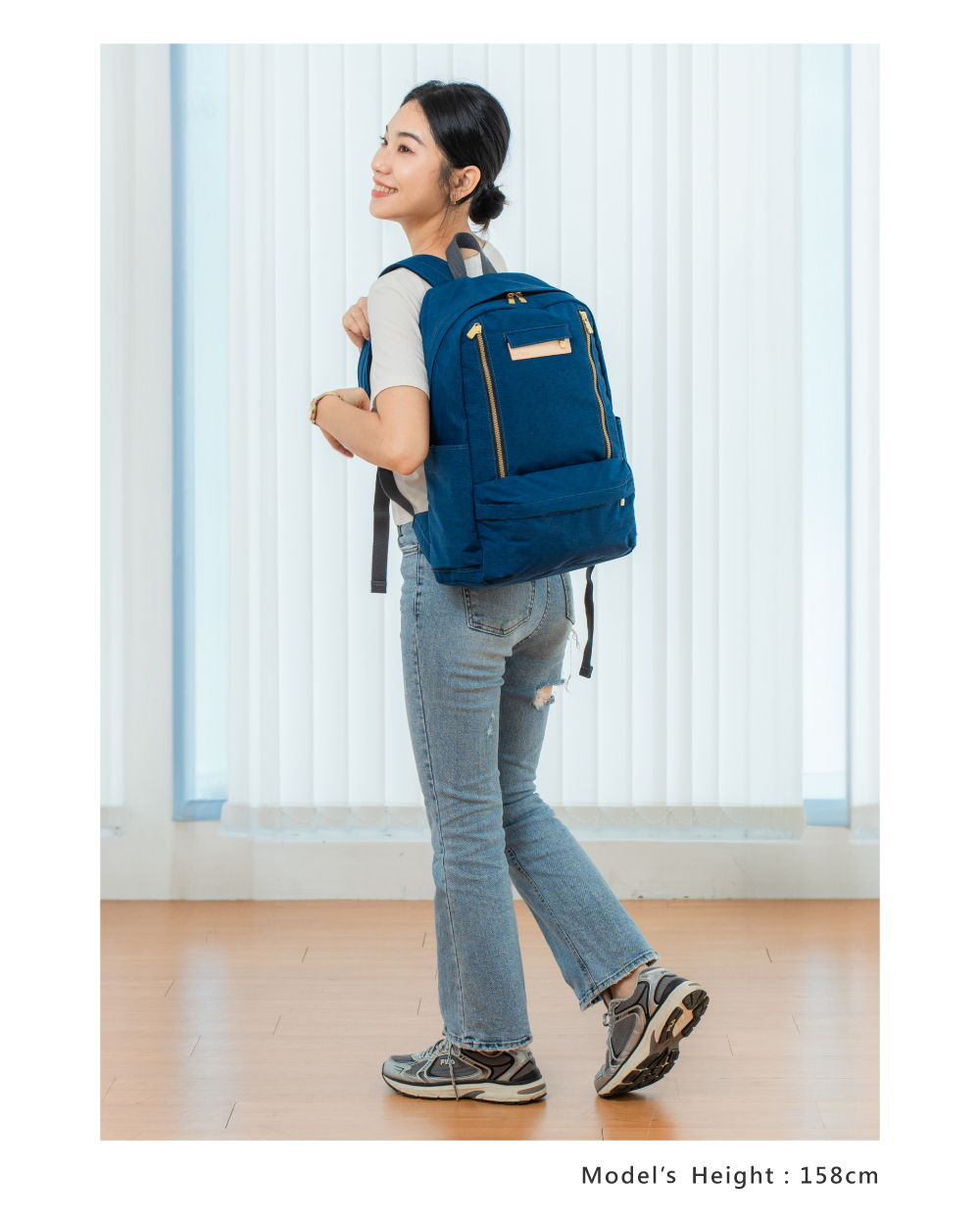 輕旅行後背包-海軍藍 SOS1381-225 女生身高比例照