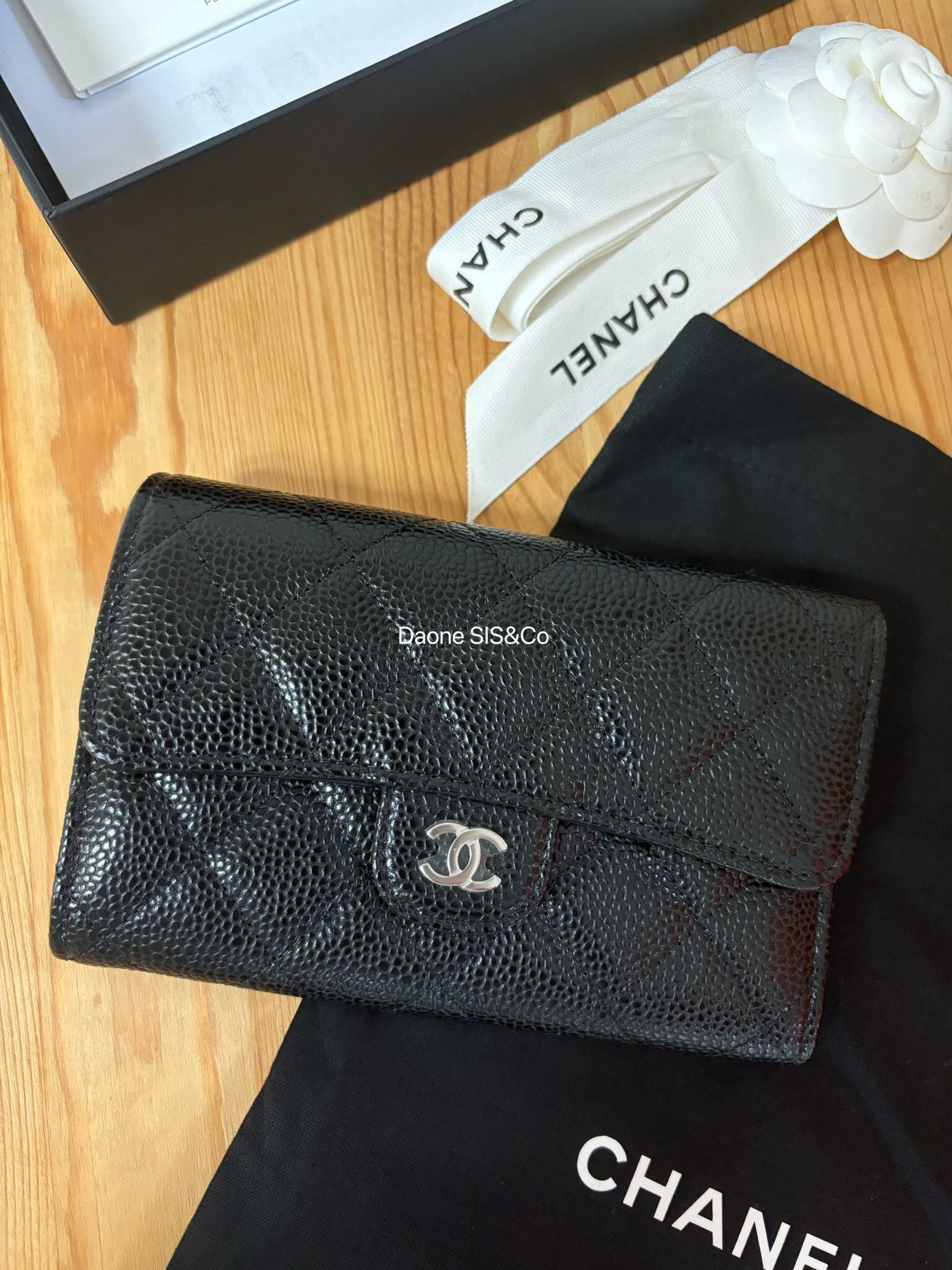 CHANEL 黑色銀釦牛皮經典中夾