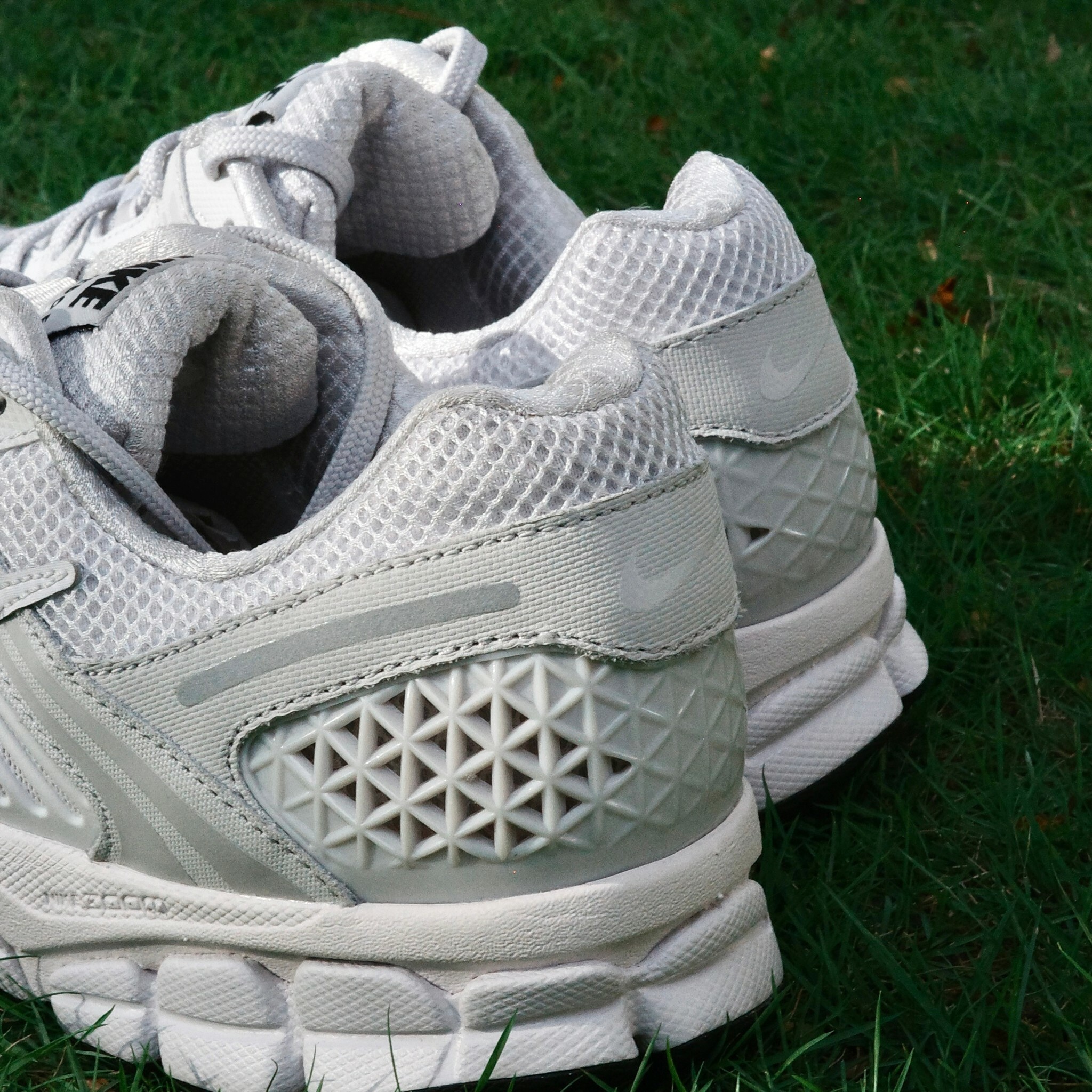 Nike air zoom vomero 5 全白 灰白 復古 老爹鞋 休閒跑鞋 健身訓練鞋 復古慢跑鞋 (BV1358-001)