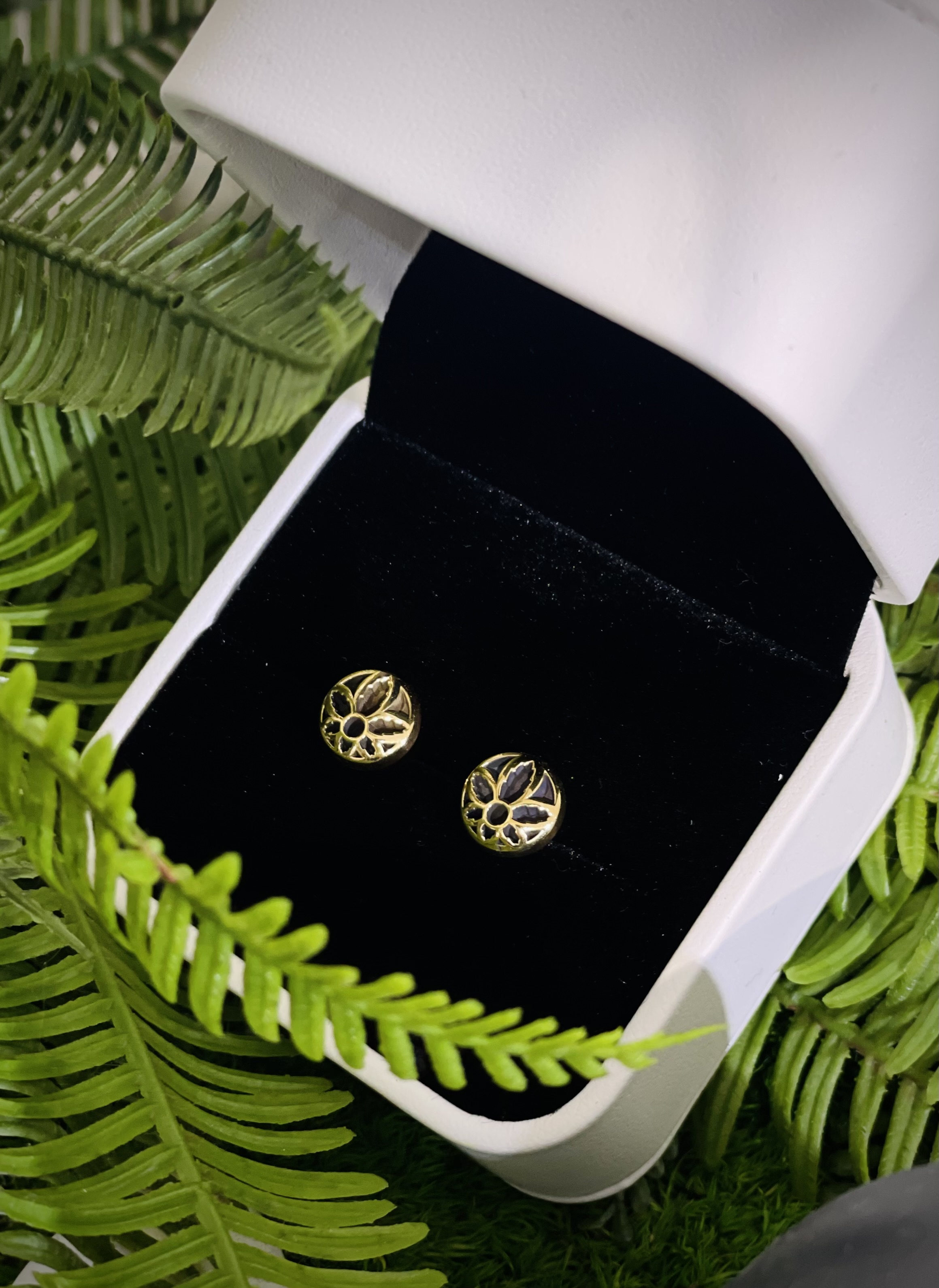 Weedy Rosette stud 22K