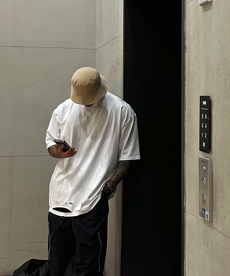 Free way破洞短袖T恤