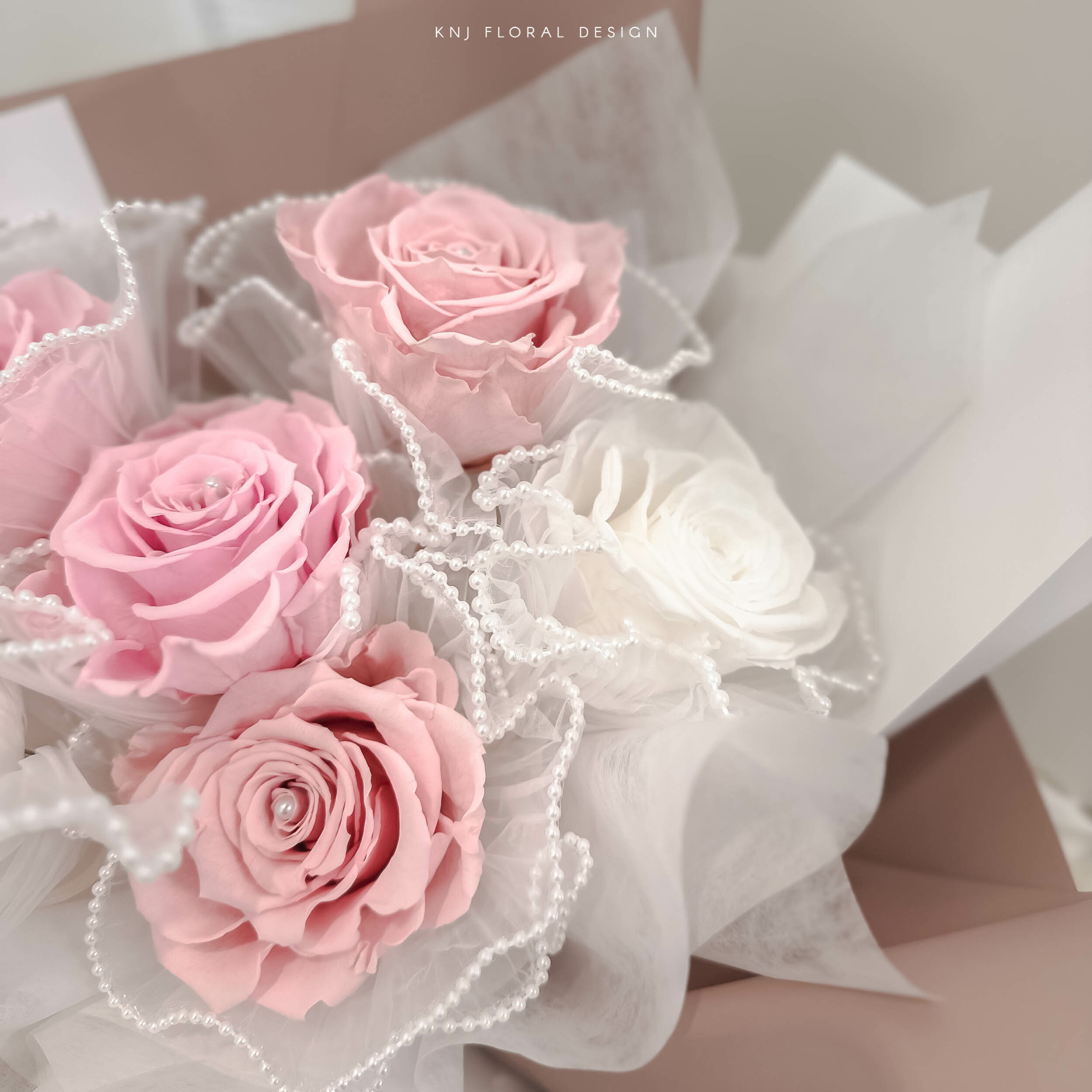 浪漫粉白頂級永生玫瑰花束