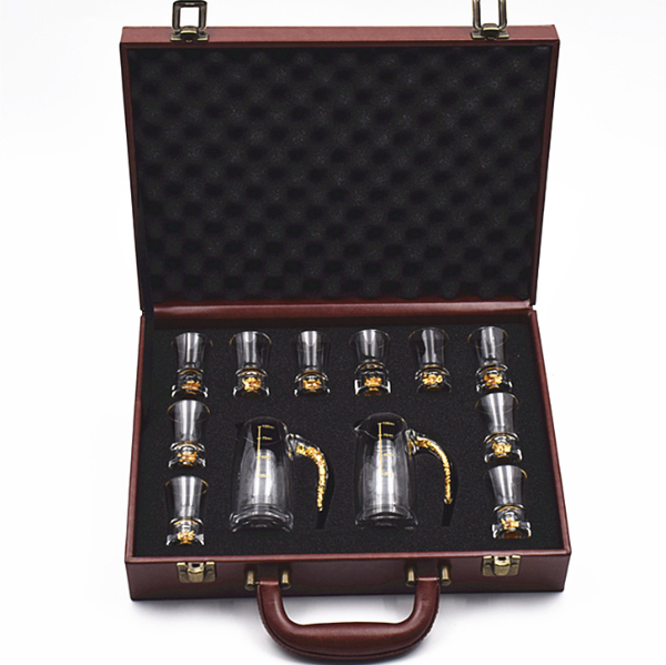 Popular glass flask and wine glass set (item number: 12-piece gold foil leather suitcase set)