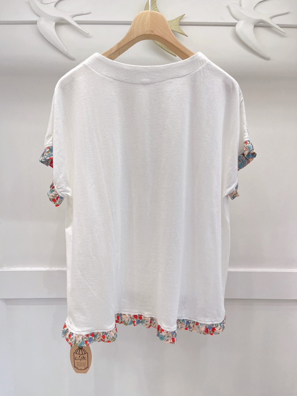 素面花布荷葉邊衣