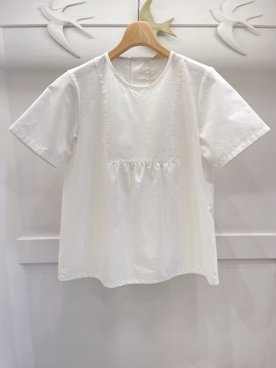 挺版後花釦上衣