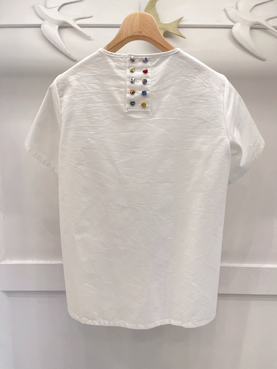 挺版後花釦上衣