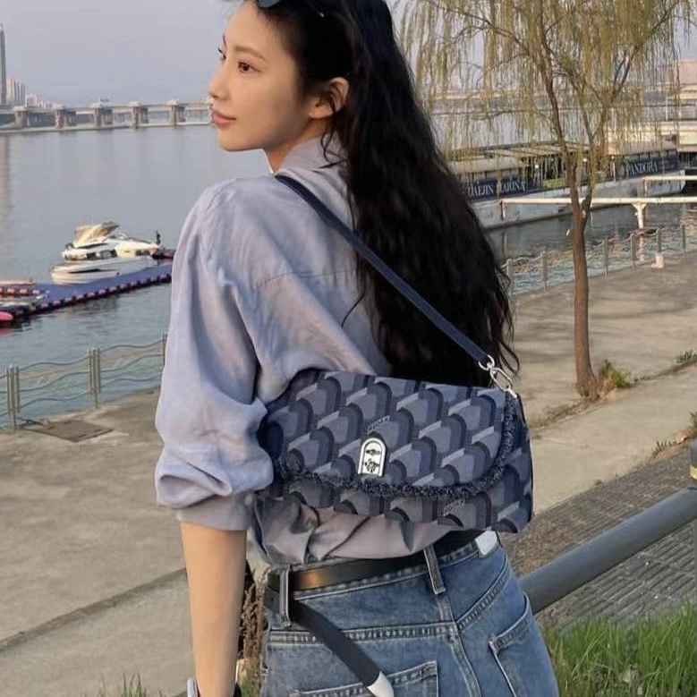 ROSA. K MONOGRAM 法棍 提花 流蘇 長型 肩背包 / 預購